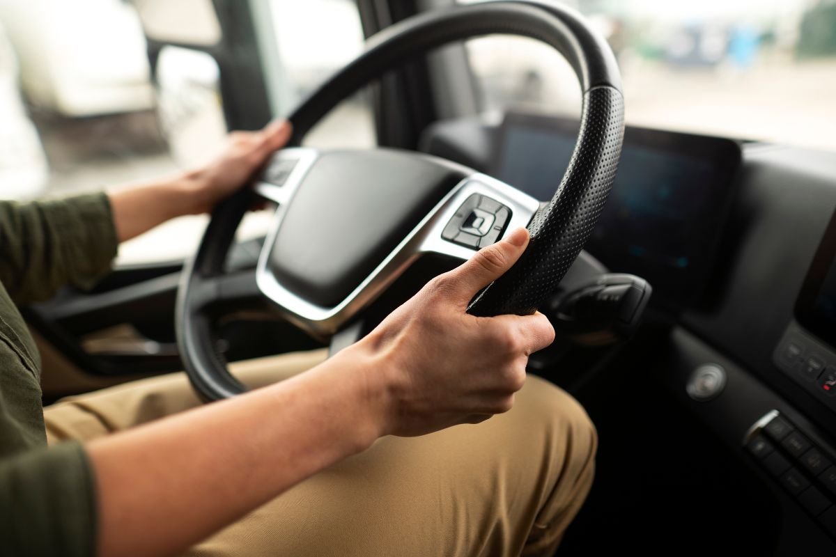 SEST SENAT Natal oferece vagas gratuitas para mulheres em cursos de motoristas profissionais. Inscrições vão até 22 de agosto.