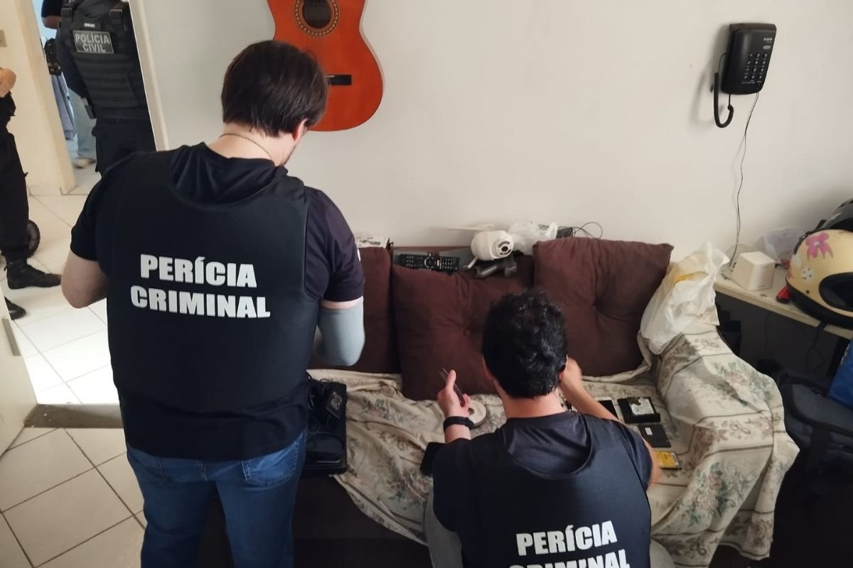 Polícia Civil do RN prende homem suspeito de exploração sexual de adolescentes em Parnamirim. Ação apreendeu munições e materiais digitais e reforça denúncia anônima.