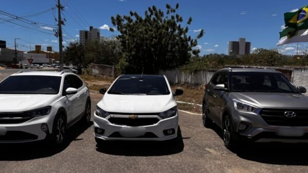 Polícia Civil apreende quatro veículos e R$ 150 mil em espécie em Mossoró. Operação Judas investiga desvio milionário de recursos.
