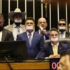 Oposição ocupa plenários do Congresso e exige anistia, fim do foro privilegiado e impeachment do ministro Alexandre de Moraes.