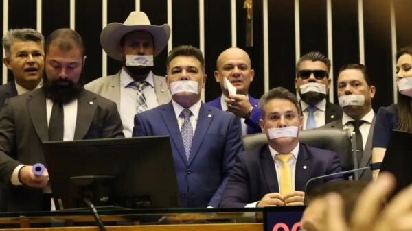 Oposição ocupa plenários do Congresso e exige anistia, fim do foro privilegiado e impeachment do ministro Alexandre de Moraes.