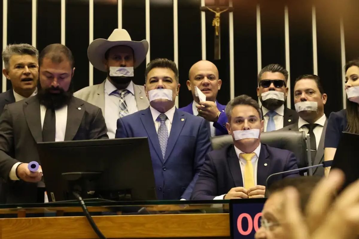 Câmara dos Deputados apresenta projeto que prevê suspensão de até seis meses para parlamentares que pratiquem agressões ou impeçam atividades legislativas.
