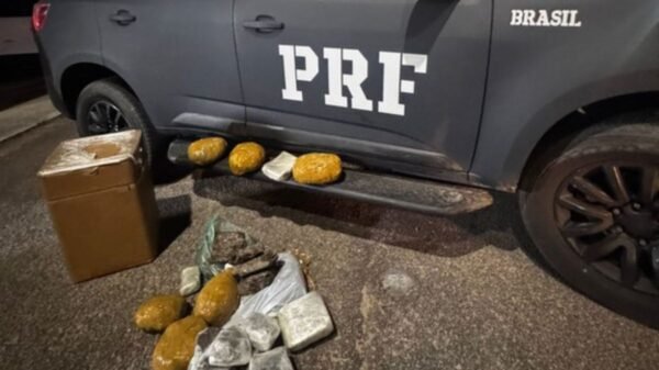 PRF apreende 15 kg de maconha e prende homem de 31 anos após perseguição que terminou em colisão na BR-101, em trecho próximo a Natal.