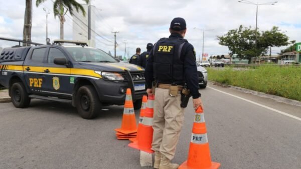 PRF apreendeu veículo roubado na BR-406, em São Gonçalo do Amarante. Passageiro foi detido por receptação e adulteração de sinal identificador.