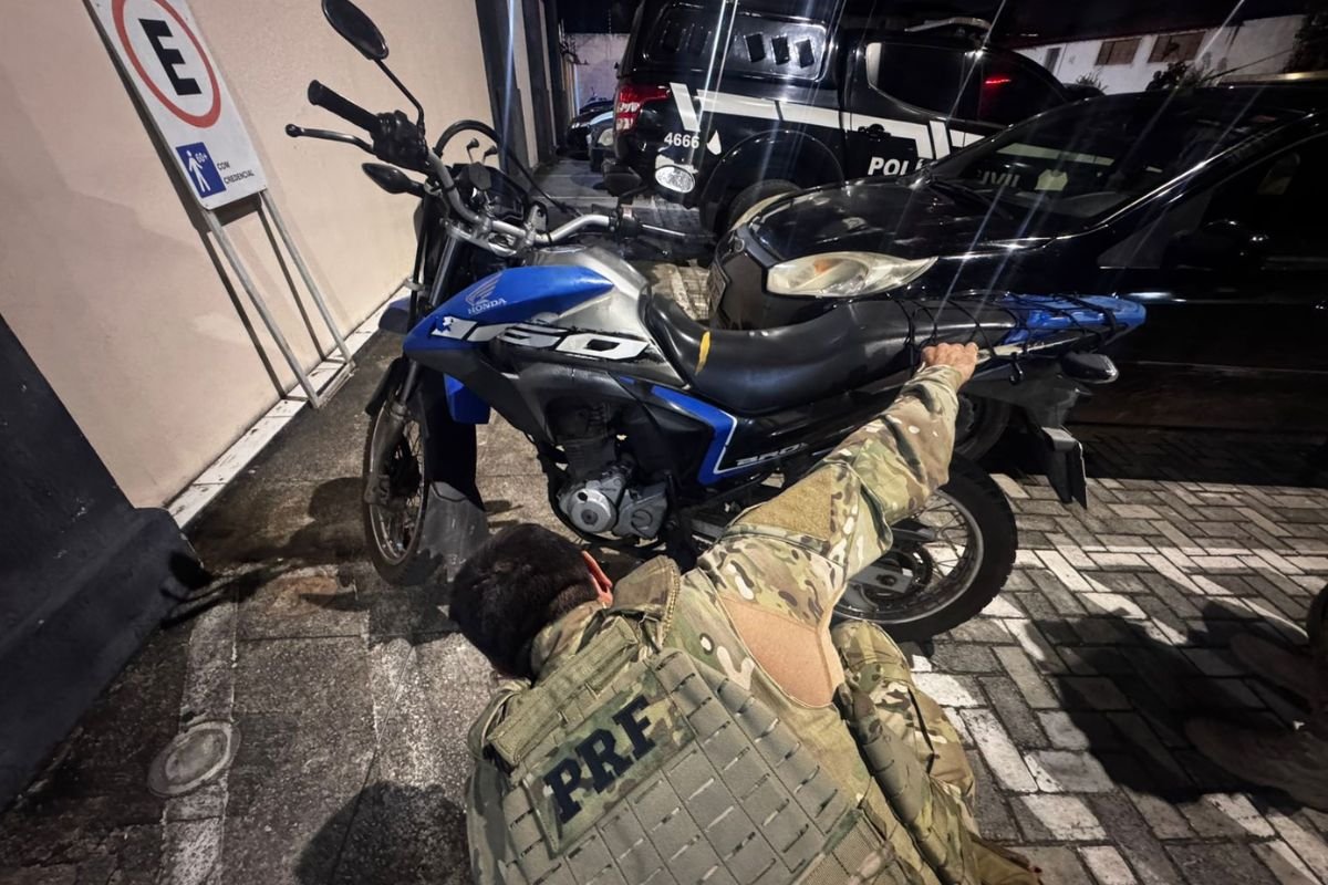 PRF recupera dois veículos clonados e apreende uma pistola durante fiscalizações na BR-101, em Parnamirim, nesta terça-feira (19).