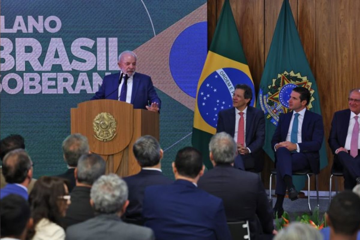 Presidente Lula anuncia MP de R$ 30 bilhões para setor produtivo afetado por tarifa de 50% dos EUA e reforça papel do Congresso.