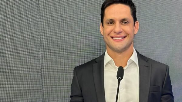 Rafael Motta, vítima de acidente de kitesurf, passa por cirurgia na coluna em Natal. Procedimento é bem-sucedido e recuperação é positiva.