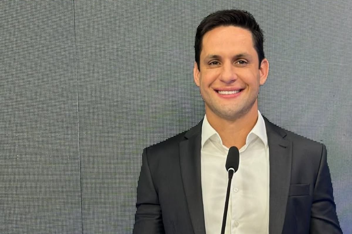 Rafael Motta, vítima de acidente de kitesurf, passa por cirurgia na coluna em Natal. Procedimento é bem-sucedido e recuperação é positiva.