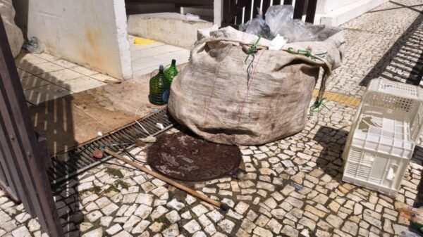 Fiscalização da Semurb flagra resort em Ponta Negra com ligação irregular de drenagem no sistema público de esgoto e aplica multa grave.