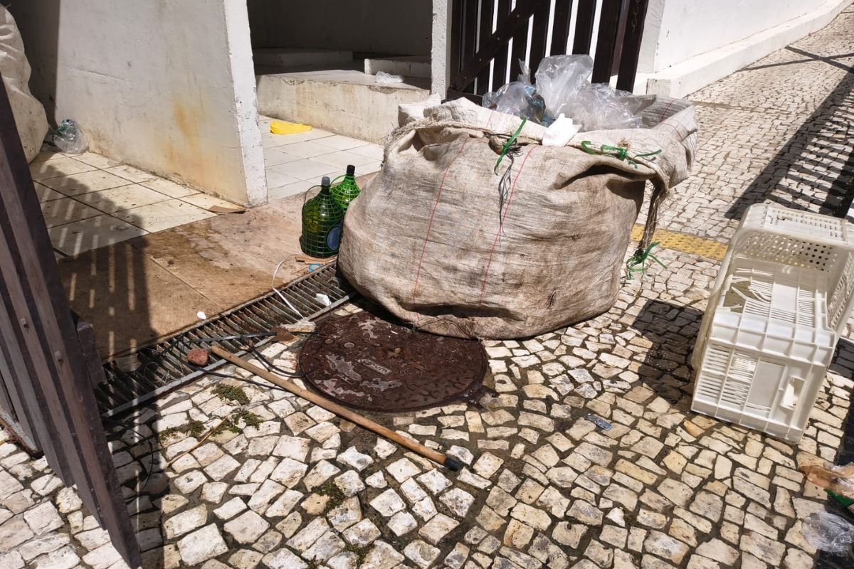 Fiscalização da Semurb flagra resort em Ponta Negra com ligação irregular de drenagem no sistema público de esgoto e aplica multa grave.