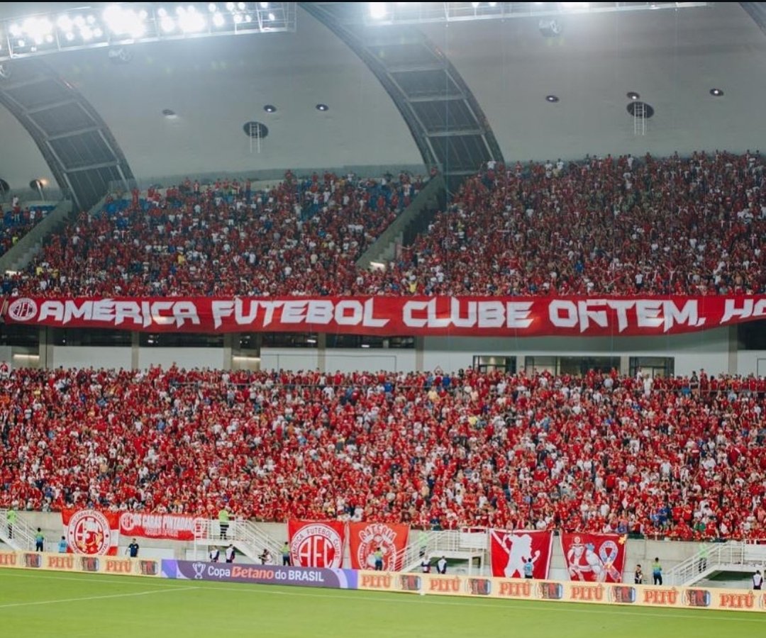 Arena das Dunas com o a torcida do América vestindo blusa vermelha.