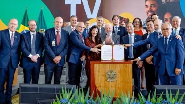 Lula assina decreto que regulamenta a TV 3.0, nova geração da TV aberta brasileira com internet, interatividade e qualidade superior de imagem e som.