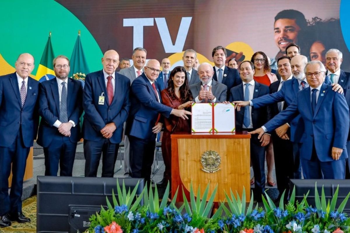 Lula assina decreto que regulamenta a TV 3.0, nova geração da TV aberta brasileira com internet, interatividade e qualidade superior de imagem e som.