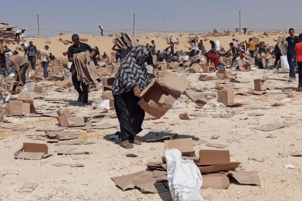 Palestinos se reúnem em busca de restos de ajuda humanitária | REUTERS/Stringer