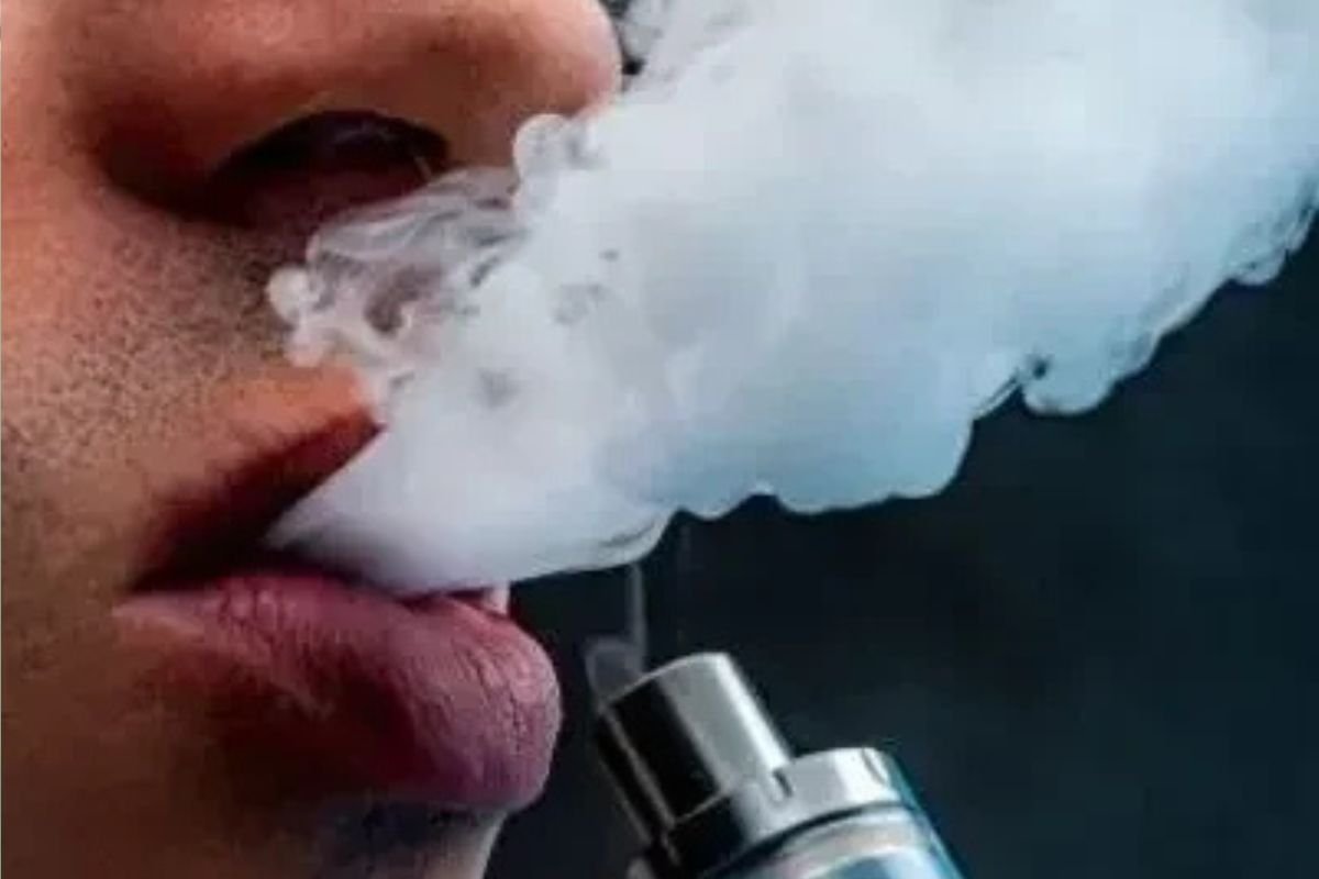 PM do RN prestou apoio a escola de Currais Novos após alunos serem flagrados usando cigarro eletrônico. Material foi apreendido e Conselho Tutelar acionado.