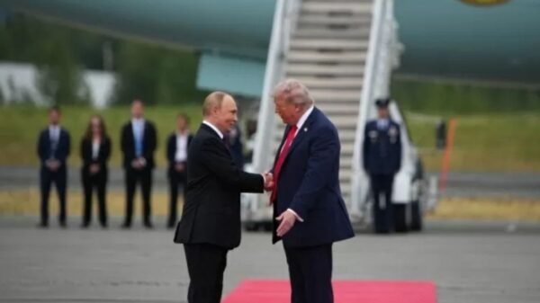 Donald Trump e Vladimir Putin se reuniram no Alasca nesta sexta-feira (15) para tratar da guerra na Ucrânia, armas nucleares e cooperação econômica.