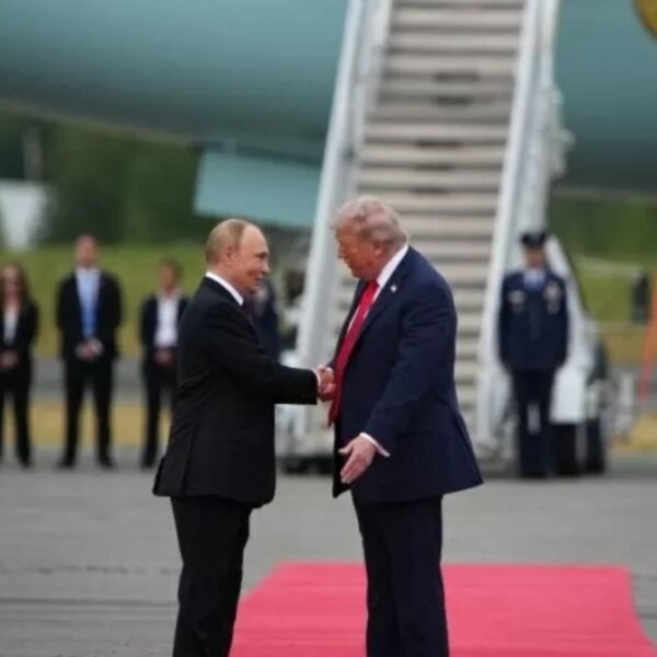 Donald Trump e Vladimir Putin se reuniram no Alasca nesta sexta-feira (15) para tratar da guerra na Ucrânia, armas nucleares e cooperação econômica.