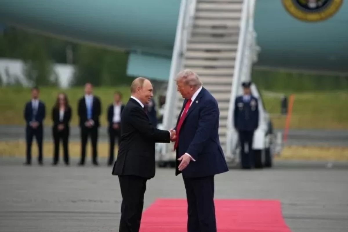 Donald Trump e Vladimir Putin se reuniram no Alasca nesta sexta-feira (15) para tratar da guerra na Ucrânia, armas nucleares e cooperação econômica.