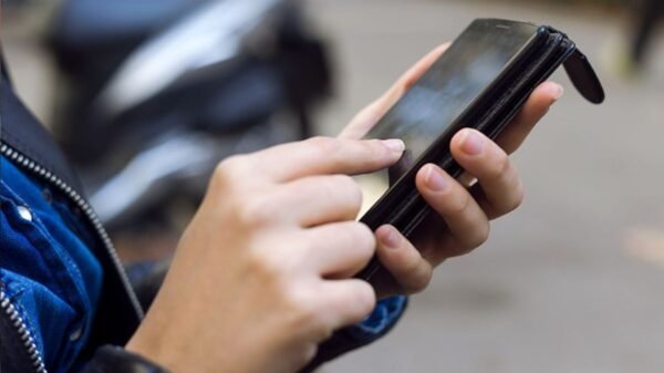Projeto de lei aprovado no Senado estabelece regras para plataformas digitais e amplia mecanismos de proteção de crianças e adolescentes contra abusos online.