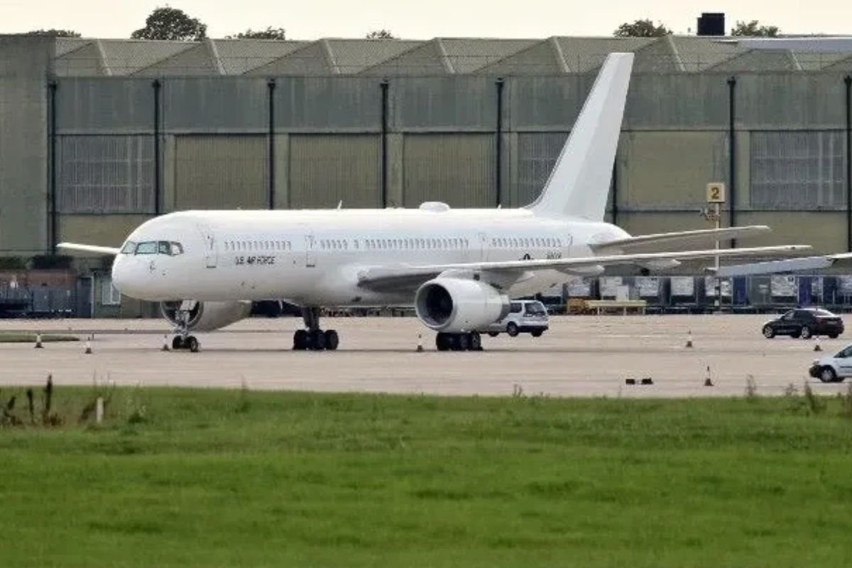 Aeronave militar dos EUA pousa em Porto Alegre com diplomatas. Ministério da Defesa autorizou a passagem e Polícia Federal fez controle migratório.