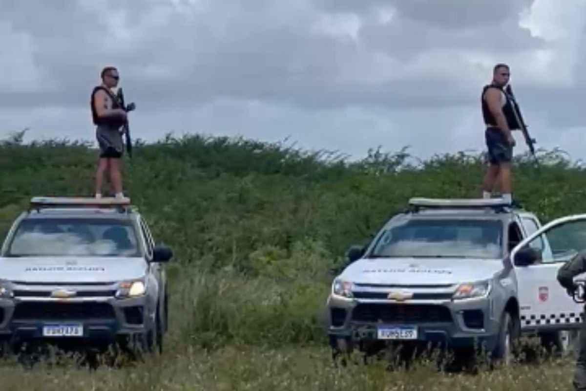 Dois suspeitos morreram em confronto com a PM após ataque que matou o 2º Sargento Trindade. Arma da corporação foi recuperada.