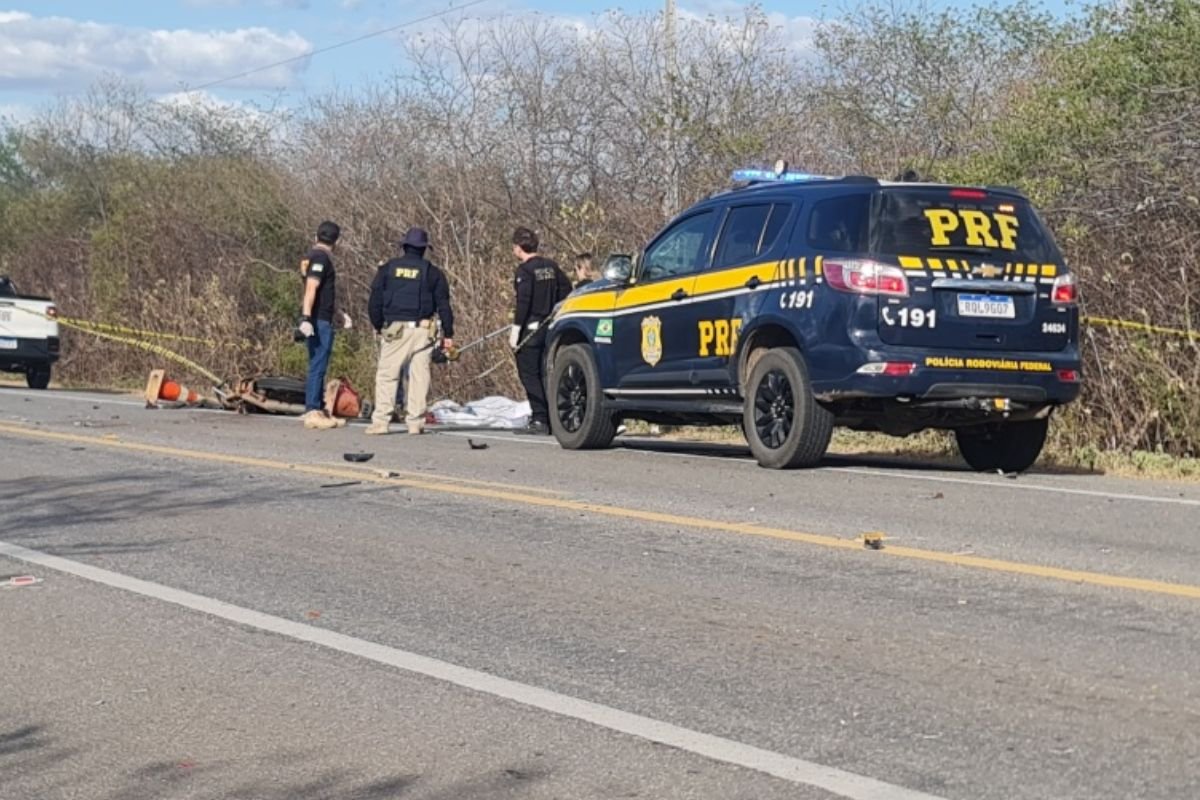 Motociclista morre após colisão com caminhão na BR-110, em Mossoró. Vítima teve membros decepados. Motorista fugiu do local.