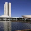 Congresso Nacional refletido no espelho d’água em Brasília, símbolo do poder legislativo que retoma atividades com foco no IR e apostas online