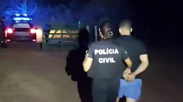 Homem de 24 anos é preso em Ceará-Mirim por tentativa de feminicídio. Vítima de 21 anos sofreu agressões graves, incluindo mordida na mão.