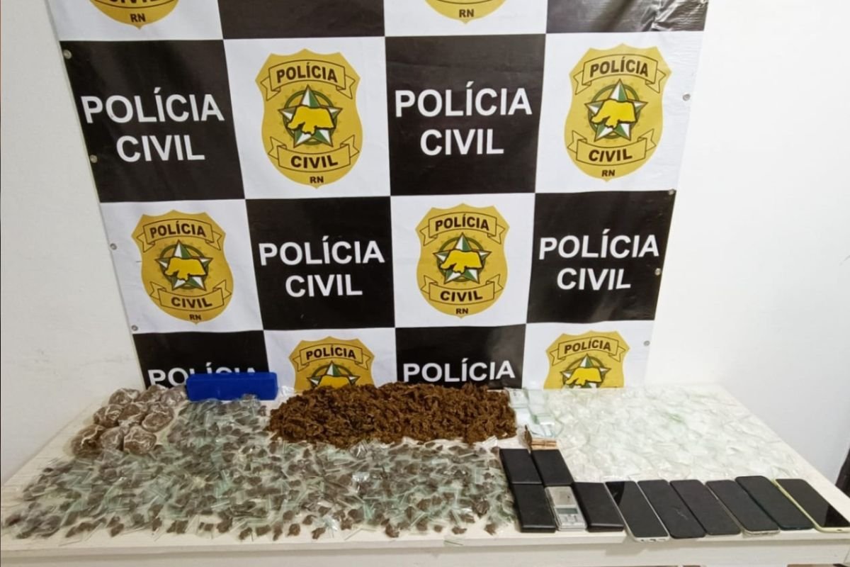 Polícia Civil prende “Galeguinho”, gerente do tráfico em Pipa, apreende drogas e adolescentes usados nas bocas de fumo.