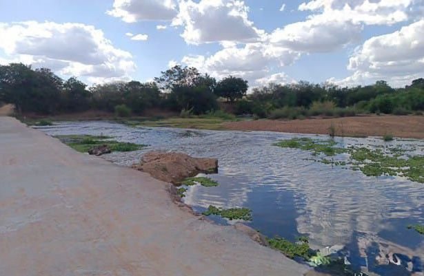 Curso da água no Lajão do Sítio Queimado, no município de Paulista/PB, em 12 de agosto, às14h.