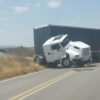 BR-405 foi bloqueada no km 108, em Itaú/RN, após acidente com carreta.