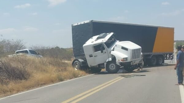 BR-405 foi bloqueada no km 108, em Itaú/RN, após acidente com carreta.