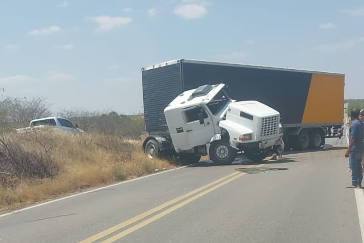 BR-405 foi bloqueada no km 108, em Itaú/RN, após acidente com carreta.