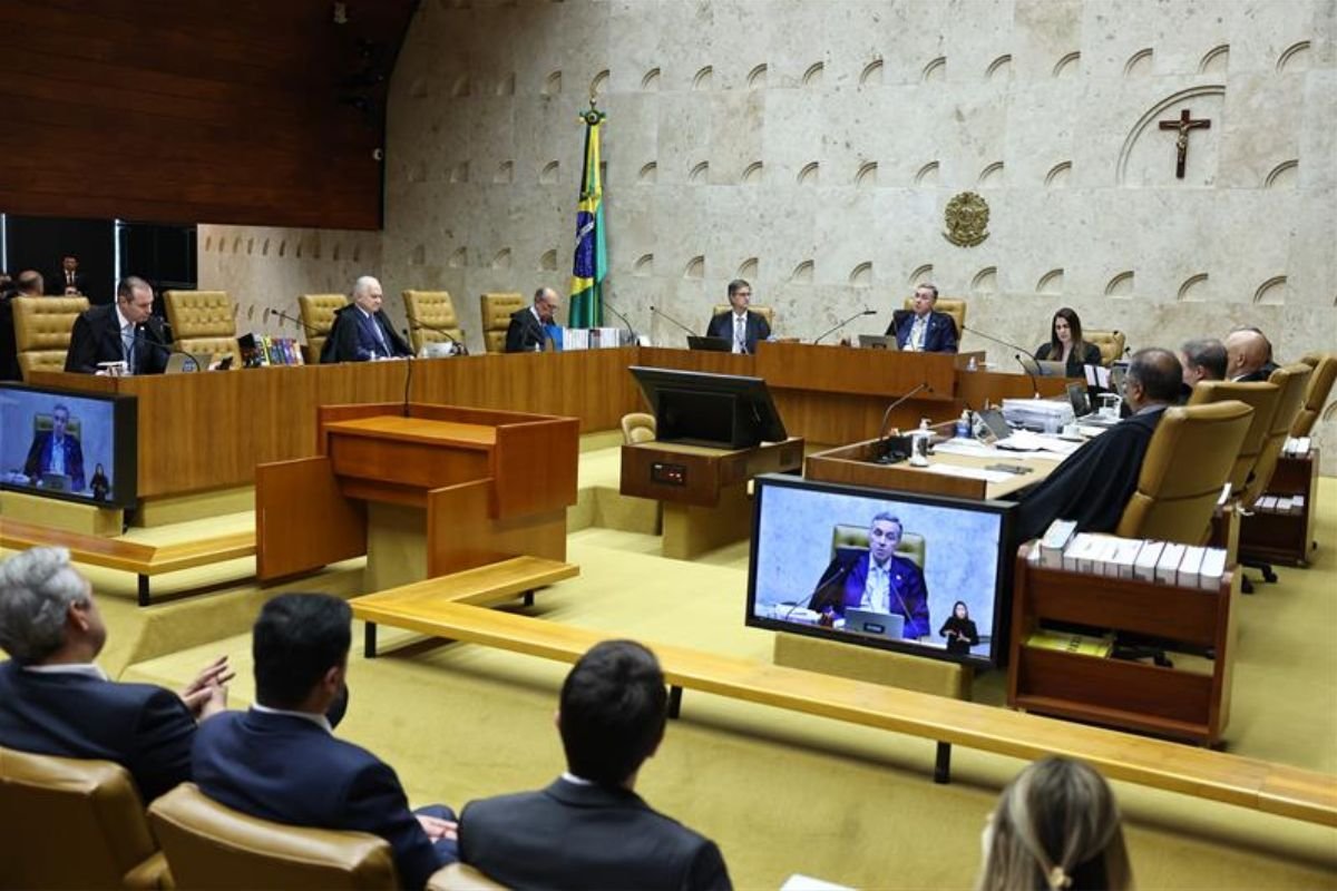 Luís Roberto Barroso, afirma que julgamento do Núcleo 1 foi transparente e rejeita críticas sobre censura e perseguição política.