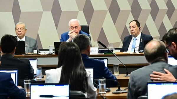 CCJ do Senado rejeita PEC da Blindagem por unanimidade. Senado deve deliberar ainda hoje no plenário sobre proposta criticada por criar muro de impunidade.