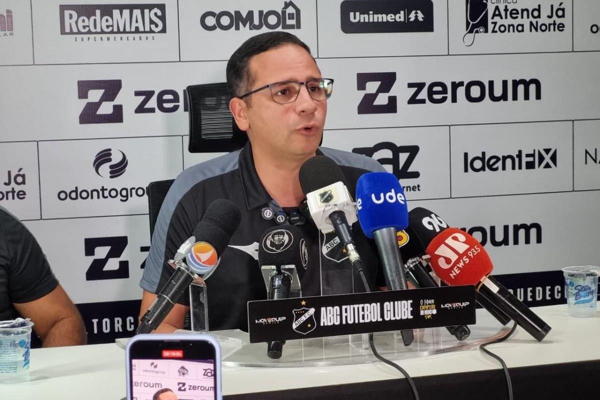 Eduardo Machado se desculpa com torcedores do ABC após rebaixamento para Série D e fala sobre planejamento para 2026, cortes e possível SAF.