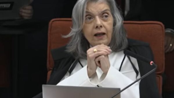 Com o voto da ministra Cármen Lúcia, o placar está em 3 a 1 pela condenação de Jair Bolsonaro e sete aliados por participação na trama golpista de 8 de janeiro.