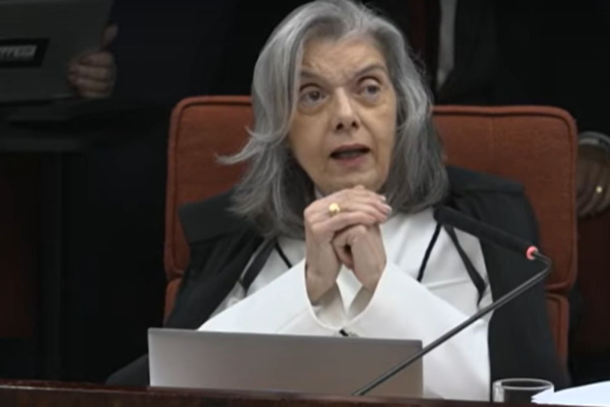 Com o voto da ministra Cármen Lúcia, o placar está em 3 a 1 pela condenação de Jair Bolsonaro e sete aliados por participação na trama golpista de 8 de janeiro.