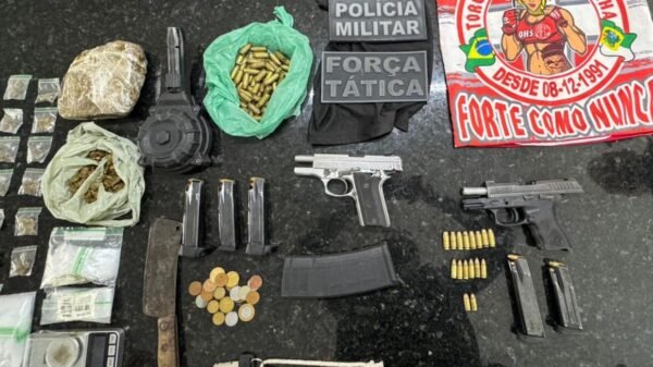 Dois suspeitos morreram em confronto com a PM na Cidade Nova, Zona Oeste de Natal. Foram apreendidas armas, drogas e munições durante a operação.