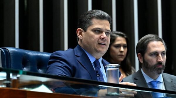 Presidente do Senado determina arquivamento da PEC 3/2021 após rejeição unânime na CCJ, encerrando discussão sobre imunidade processual a parlamentares.