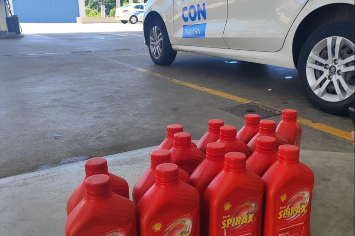 Procon Natal fiscalizou 55 estabelecimentos em agosto, descartou 68,8 kg de alimentos impróprios e 19 mil litros de lubrificantes vencidos.