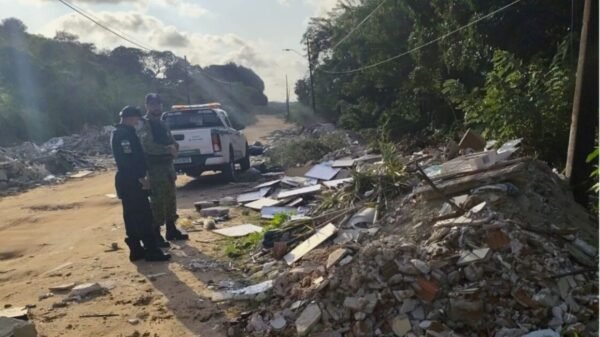 Semurb realizou fiscalização ambiental em Natal e aplicou autuações por descarte irregular de resíduos e irregularidades na orla de Ponta Negra.