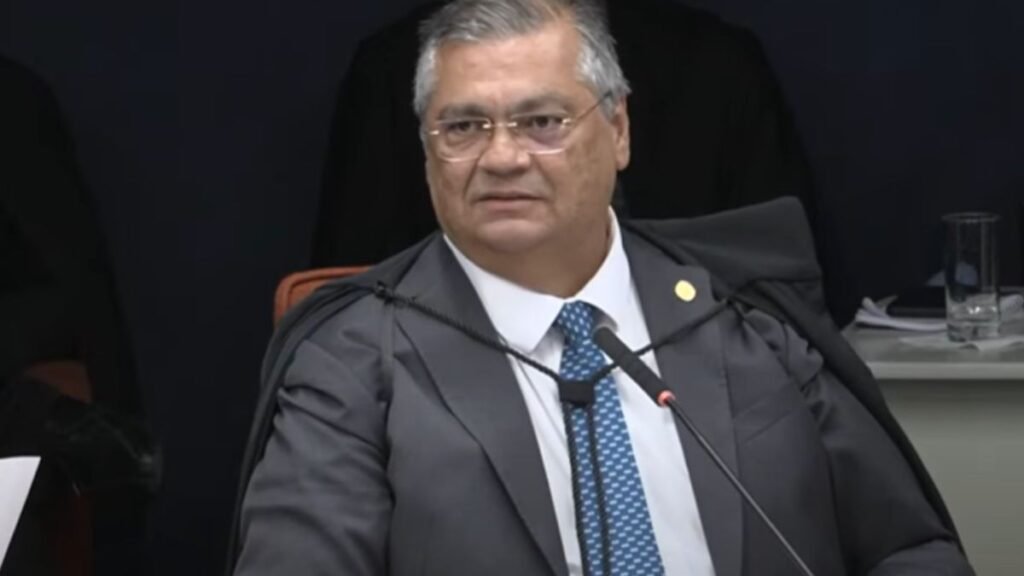 Ministro Flávio Dino considera inconstitucional regra da reforma da Previdência que reduziu aposentadoria por invalidez e defende cálculo integral dos benefícios.