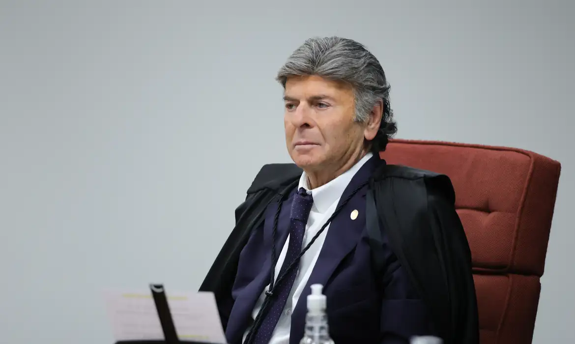 Ministro Luiz Fux pede transferência para a Segunda Turma do STF, após vaga aberta com a aposentadoria de Luís Roberto Barroso.