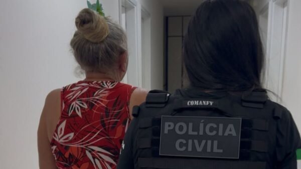 Mulher de 69 anos é presa em Natal por furto, tráfico de drogas e favorecimento à prostituição. Ela estava foragida há mais de três anos.