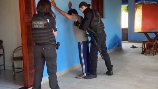 Polícia Civil prendeu idoso de 71 anos suspeito de abusar de crianças em Lagoa Salgada. Quatro ocorrências já foram registradas contra o investigado.