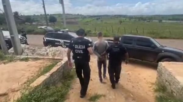 Polícia Civil prende suspeito de roubo em estabelecimento comercial; ele confessou o crime e afirmou ter adquirido a arma para assaltos.