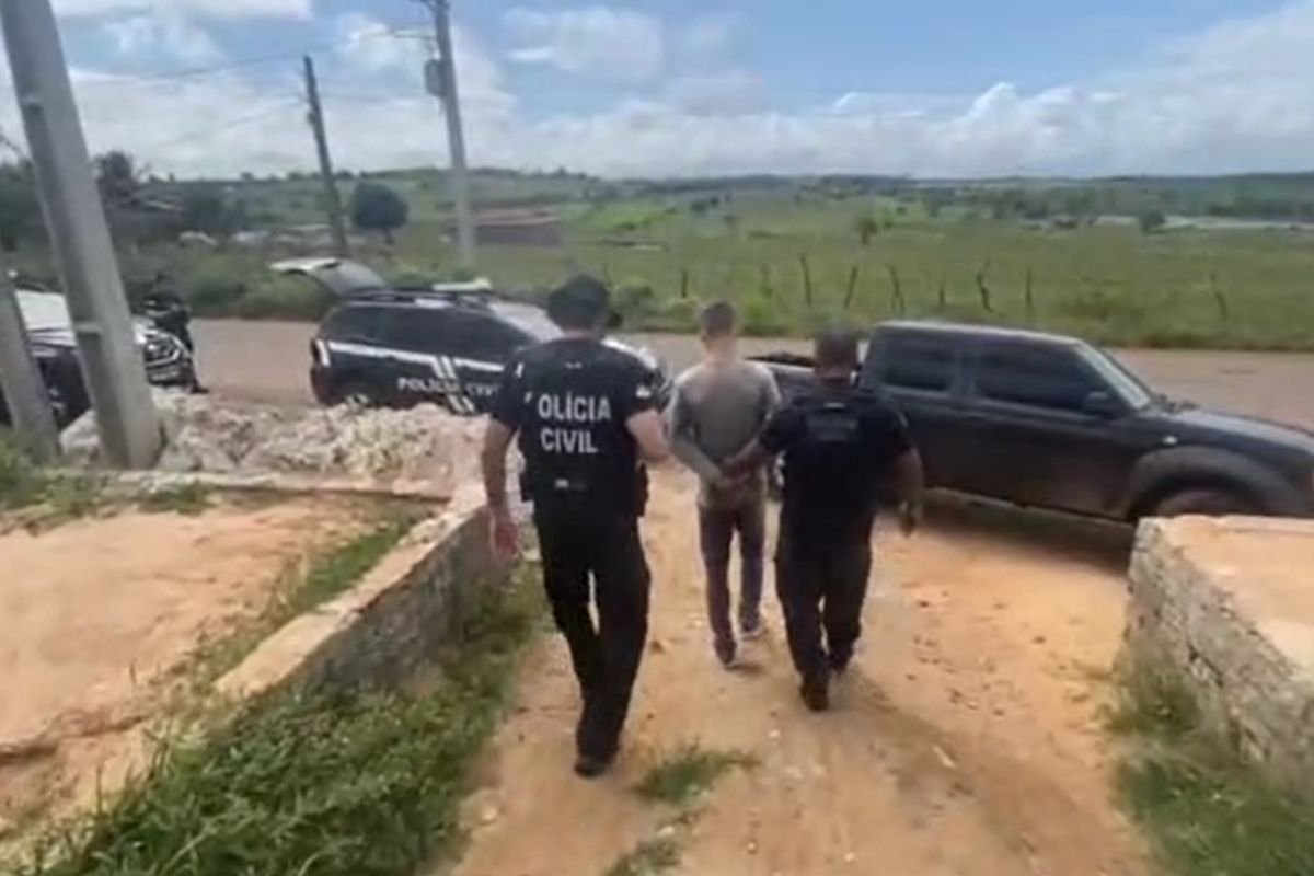 Polícia Civil prende suspeito de roubo em estabelecimento comercial; ele confessou o crime e afirmou ter adquirido a arma para assaltos.