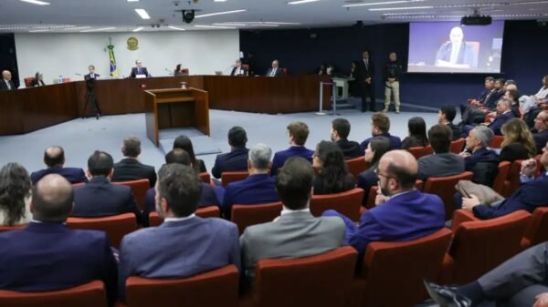 STF inicia julgamento de Bolsonaro e aliados por tentativa de golpe em 2022; sessões são transmitidas ao vivo pela TV e internet.
