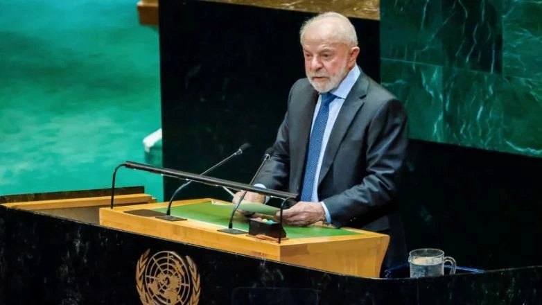 Lula conversa com Trump por videoconferência e pede retirada da sobretaxa de 50% imposta a produtos brasileiros pelos Estados Unidos.